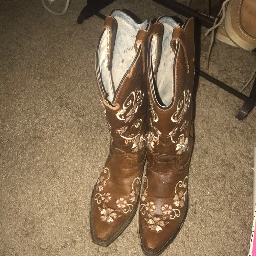 Their gypsy rose boots. Also tan hard wax 7.5 size